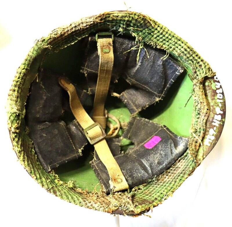 Каска морского пехотинца, обтянута маскировочной сеткой, зелёной, с ремнями.