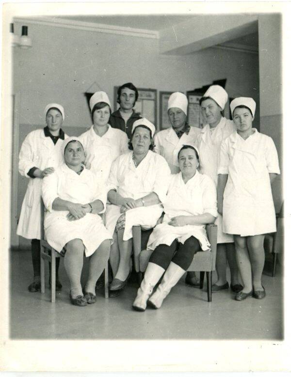 Фото групповое. Мартынова Валентина Леонтьевна, медсестра терапевтического отделения Губкинской больницы, с коллегами