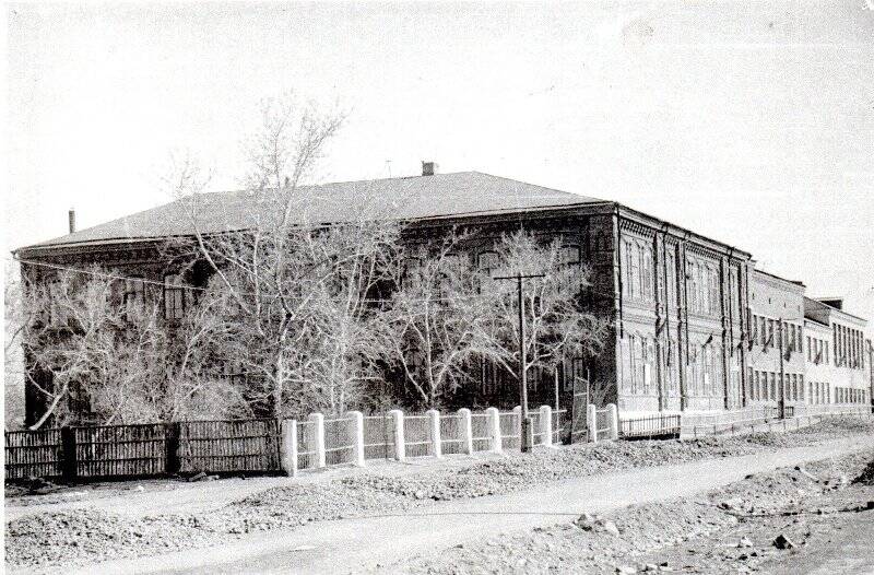 Фото. Здание средней школы № 1,до революции училище, после революции - сельскохозяйственный техникум до 1934 года, затем средняя школа.