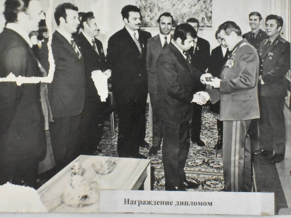 Фотография Представитель делегации вручает диплом