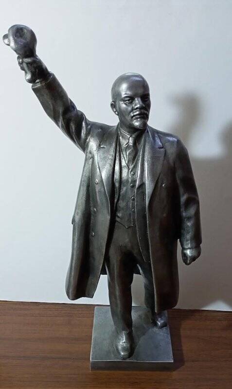 В.И. Ленин в полный рост на подставке