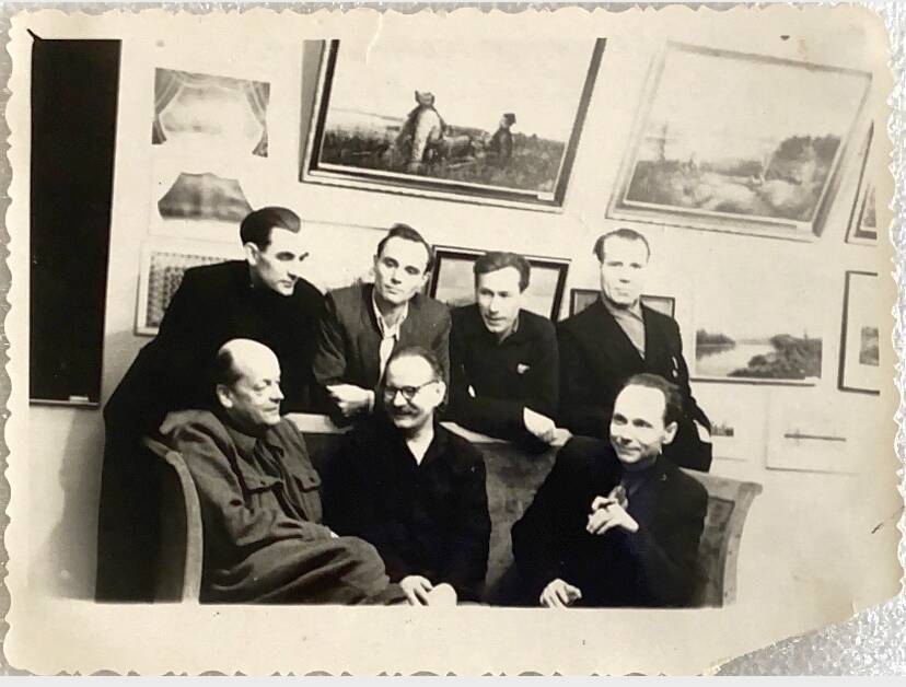 Фотография черно-белая Групповой снимок участников ll выставки художников . Город Инта. 1956 г.