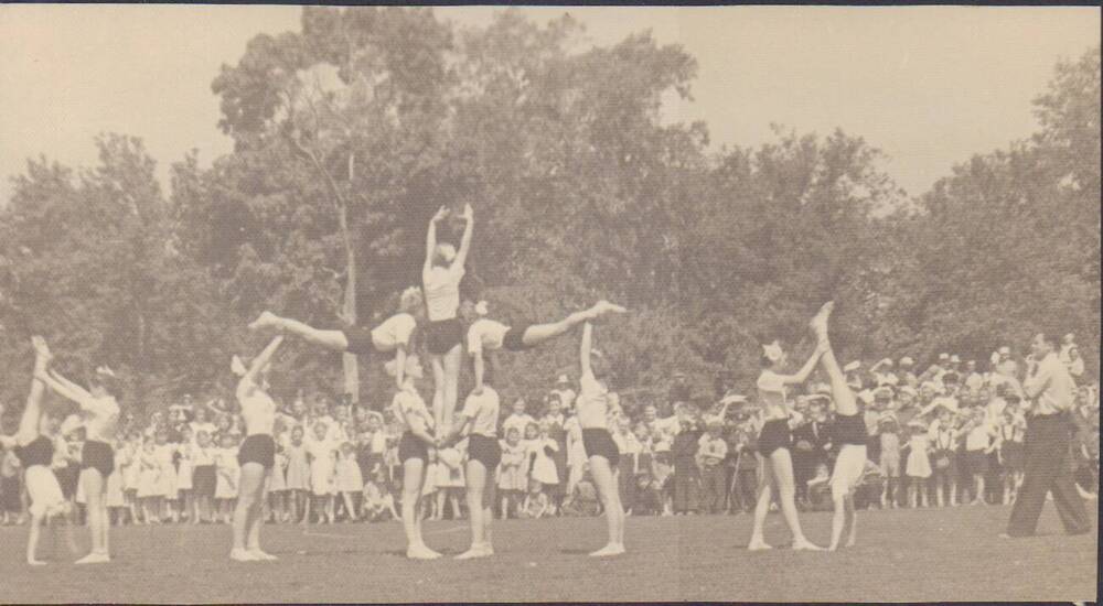 Фотография. Выступление учащихся Кирсановской детской спортивной школы на стадионе, 1970-е гг