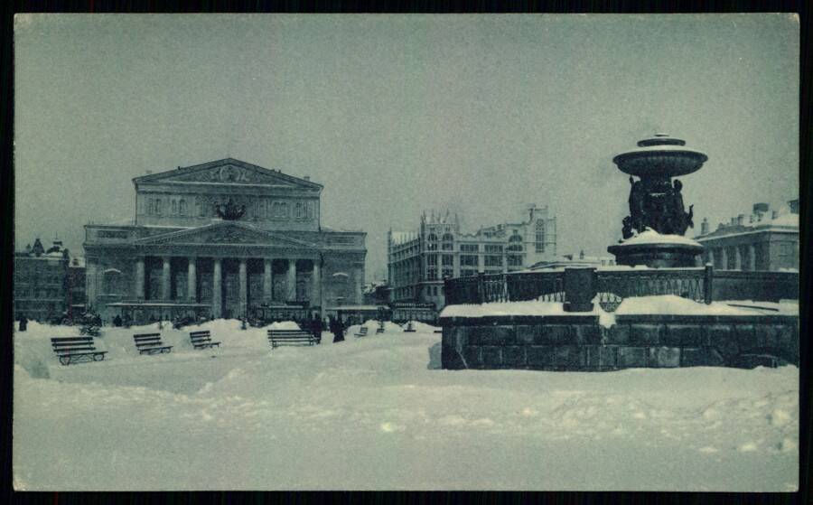 Москва зимою. Театральная площадь.