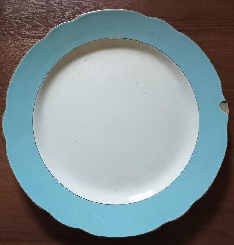 Блюдо фаянсовое белое круглое, из столового сервиза с голубой полосой