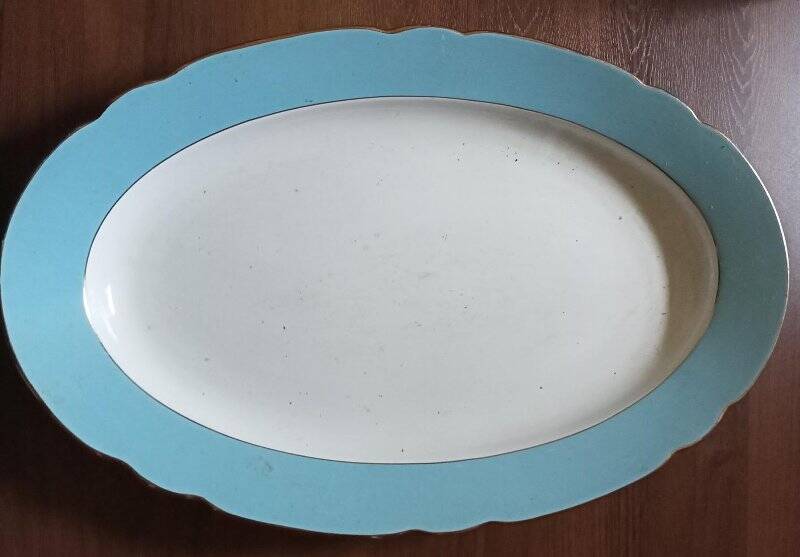 Блюдо овальное фаянсовое белое, из столового сервиза с голубой полосой