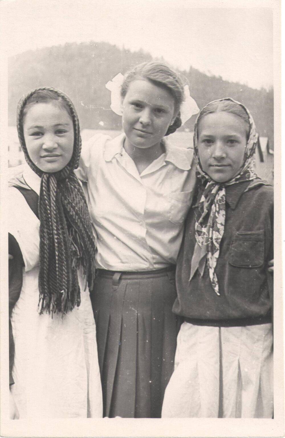Фото Московские школьницы в пионерском лагере в Балыксу