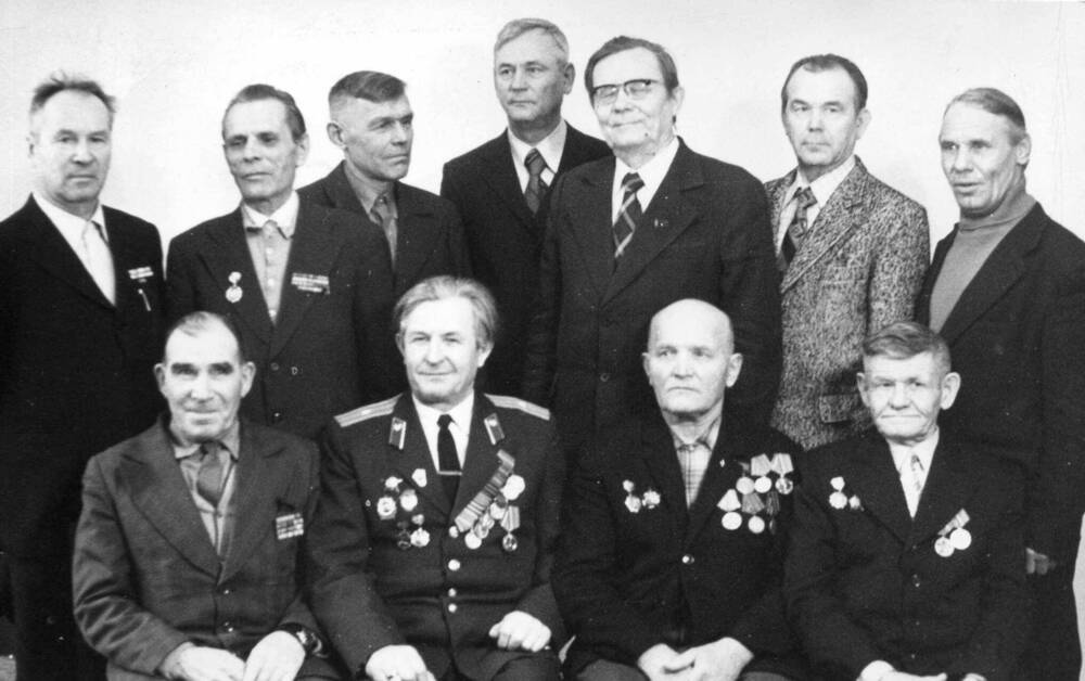 Фото ч/б. участники боев за освобождение Латвии в редакции газеты Знамя шахтера
