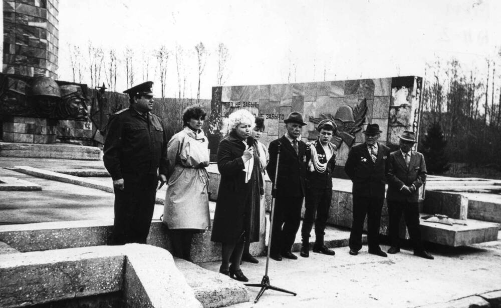 Фото ч/б. 9 мая 1981 год, митинг в честь открытия мемориала погибшим в ВОв в парке