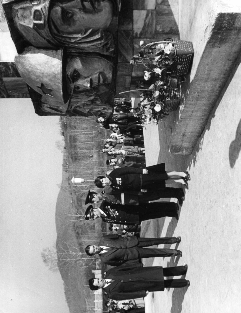 Фото ч/б. Открытие мемориала в память о воинах погибших в ВОв 9 мая 1981г.