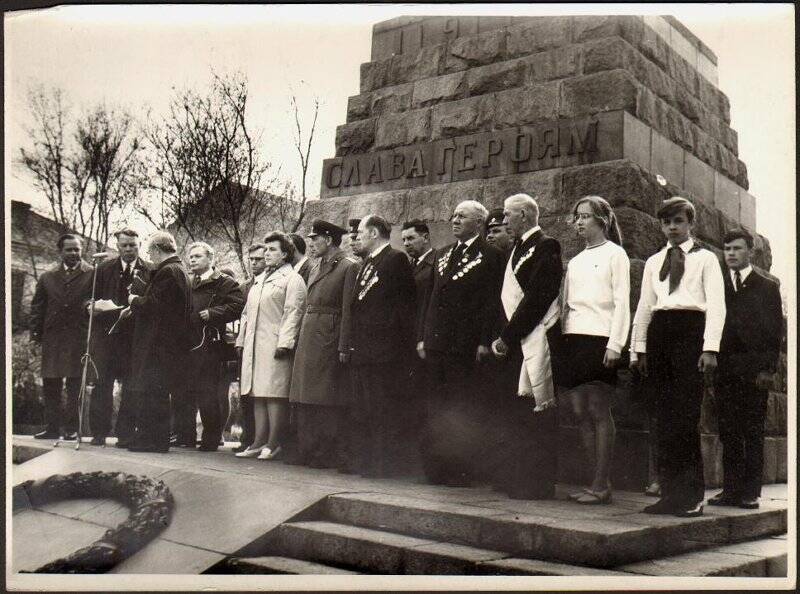 Открытие «Вечного огня» у памятника погибшим шахтерам в годы гражданской войны. Фотография