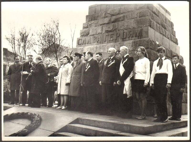 Открытие «Вечного огня» у памятника погибшим шахтерам в годы гражданской войны. Фотография