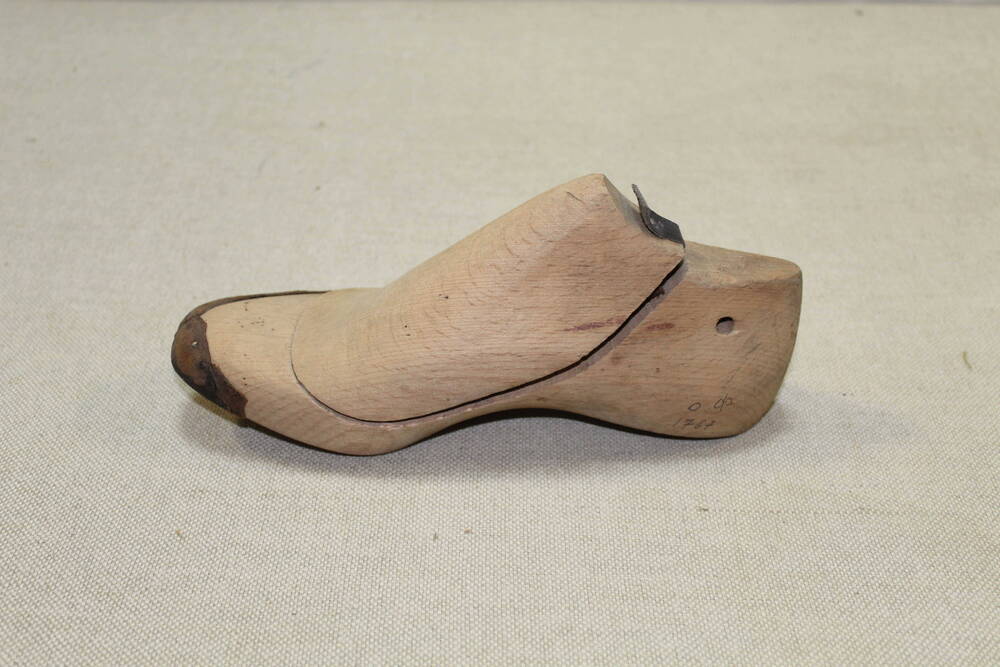 Колодка деревянная, женская, на правую ногу.