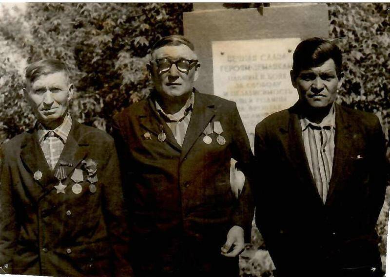 На фотографии изображены справа налево: Гаврилов Егор Иванович, Мельников Афанасий Михайлович, Сидоров Мирон Петрович - участники Великой Отечественной войны