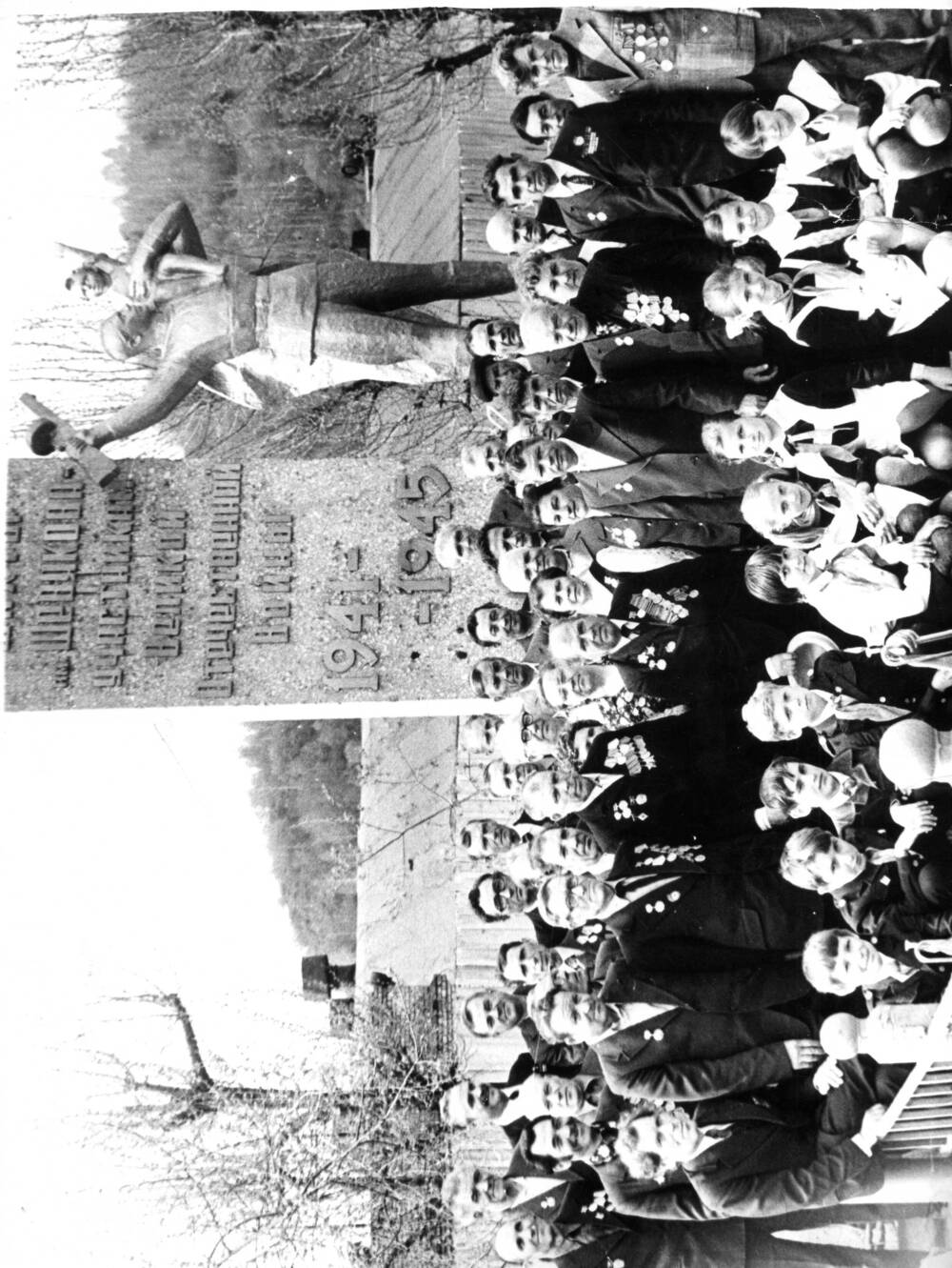 Фото ч/б. Открытие  монумента в память погибшим в годы Великой Отечественной войны. Монумент установлен на ш. Шевякова