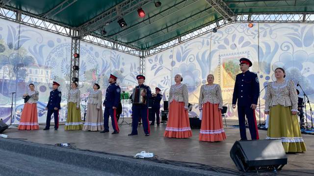 Фотография; Ансамбль Православный Дон на сцене фестиваля в Елабуге.2023 год.
