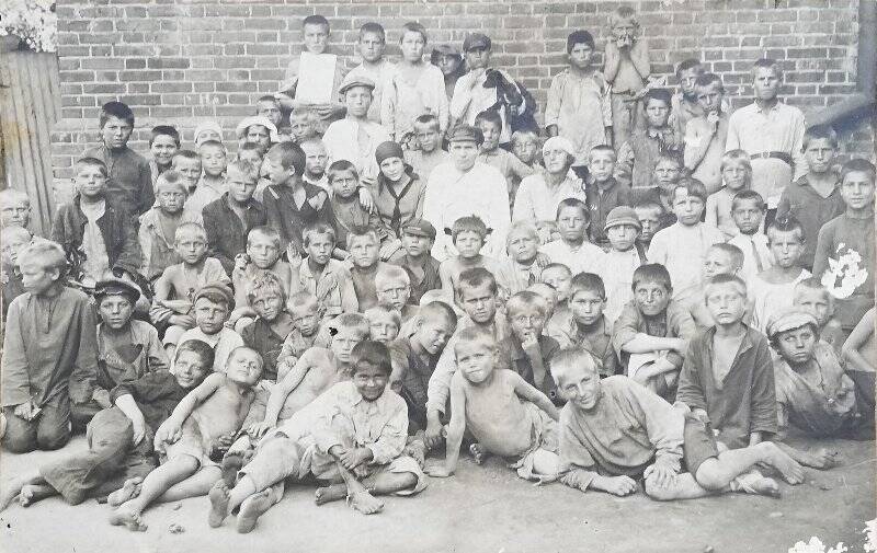 Фотография. Беспризорные дети, организованные в первую воронежскую школу-коммуну