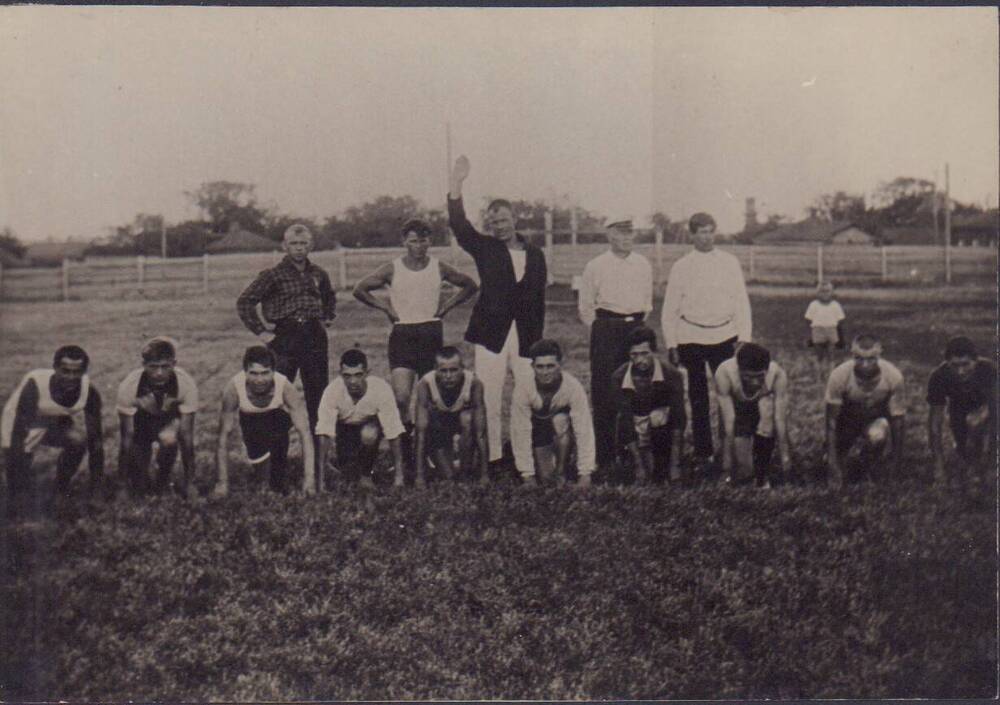 Фотография. На Кирсановском стадионе. Тренировка перед забегом на 1000 м, 1924 г