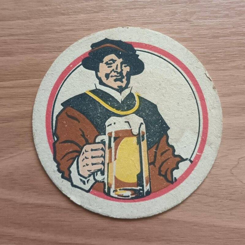 Подставка под кружку с пивом «SCHULTHEISS», с изображением мужчины с кружкой пива.