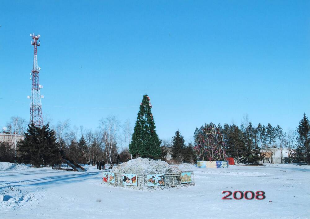 Фото сюжетное. Новогодняя ель на площади с. Ивановка 2008 г.