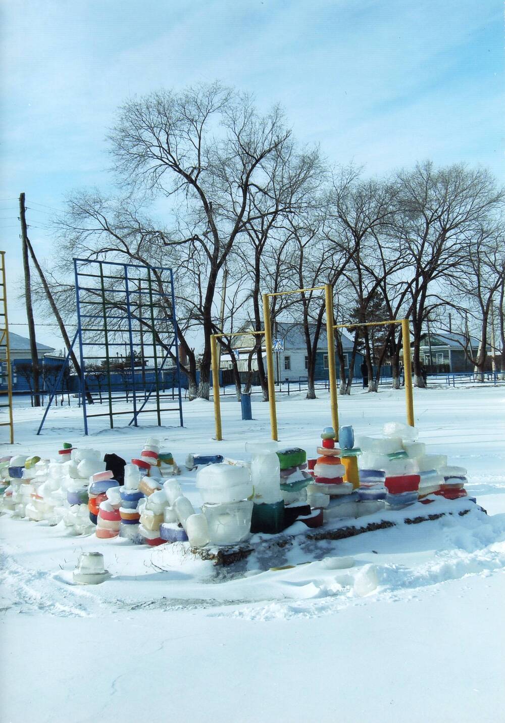 Фото сюжетное. Ледовый городок около здания школы с. Ивановка, 2000 год