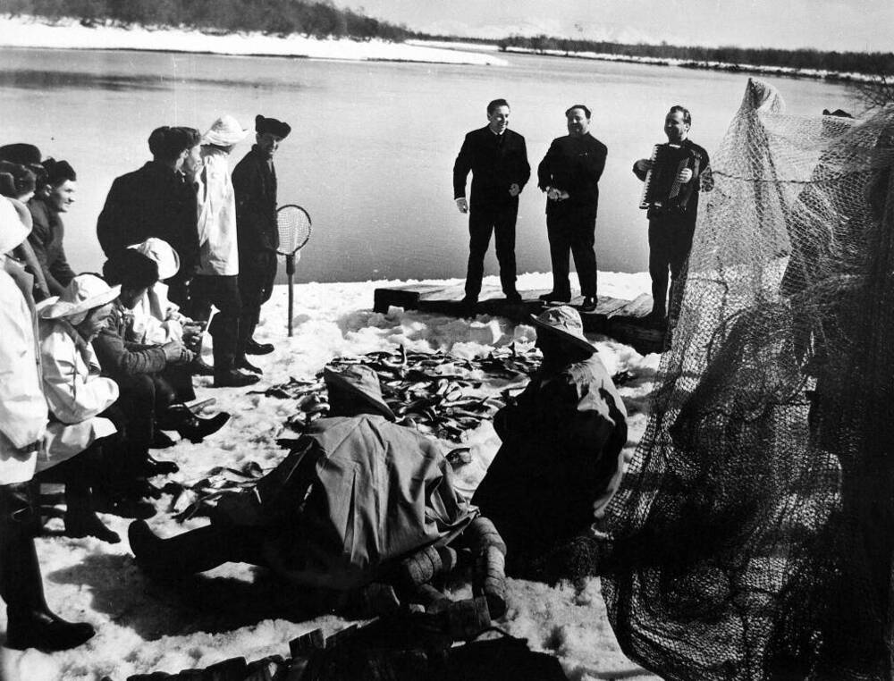 Фотография черно-белая  «Рыбаки подледного лова в Корфском заливе» из фотоальбома «Рыбная промышленность Корякского национального округа»