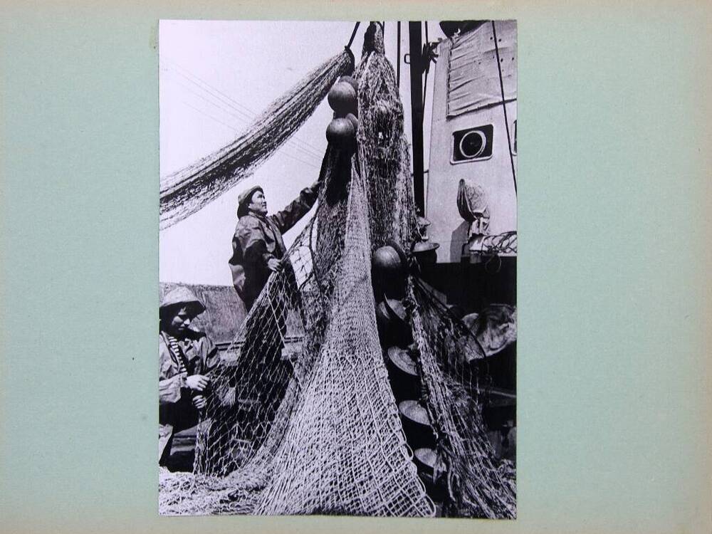 Фотография черно-белая  «Подготовка трала к спуску на рыболовный траулер» из фотоальбома «Рыбная промышленность Корякского национального округа»