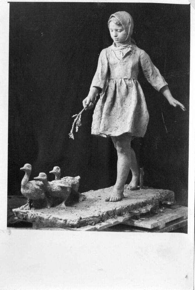 Фотография скульптурной композиции Девочка с гусями для благоустройства города