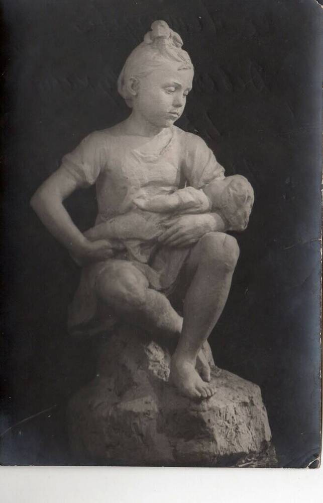 Фотография скульптурной композиции Девочка с куклой для благоустройства города