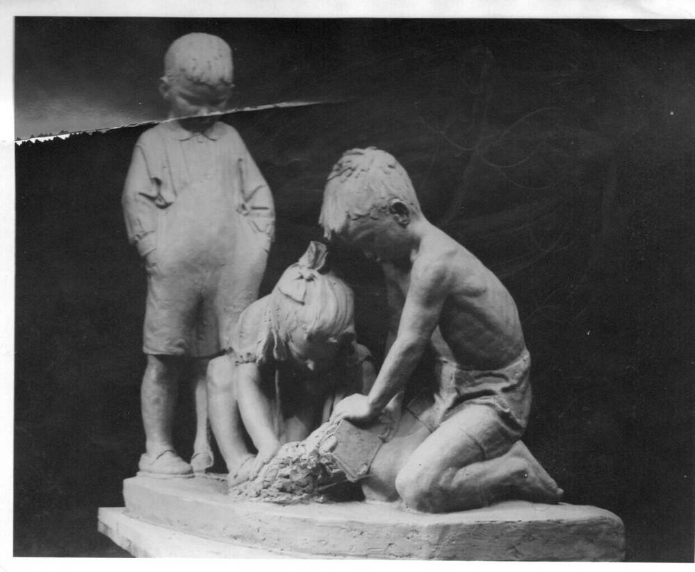 Фотография скульптурной композиции Играющие дети для благоустройства города