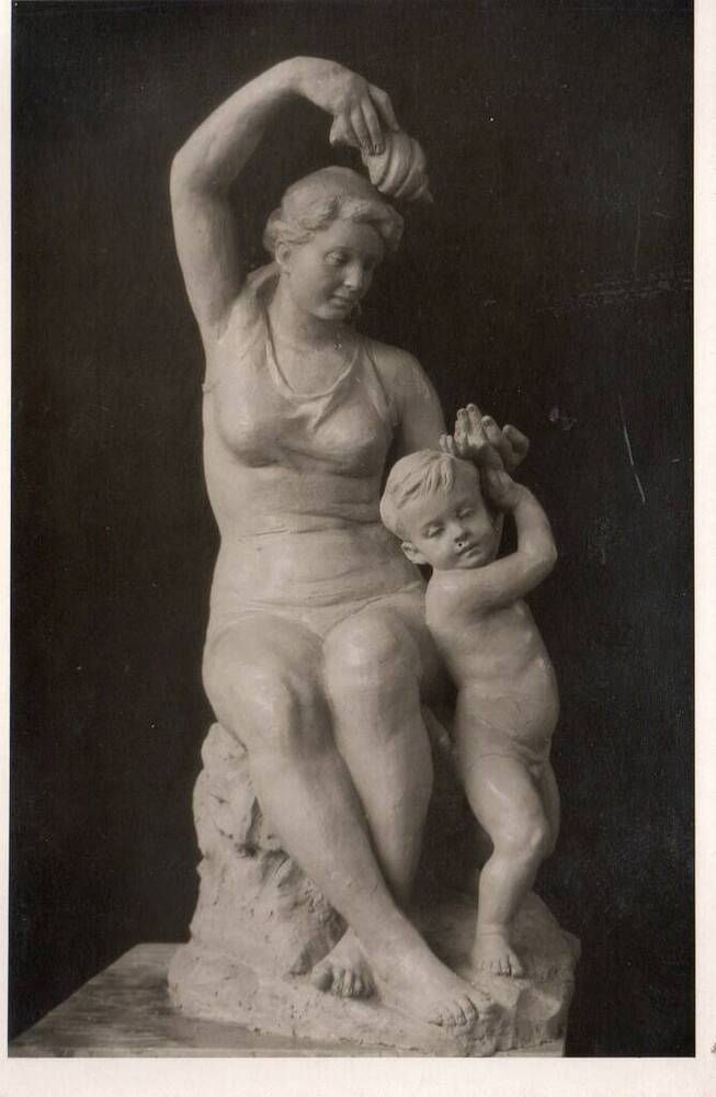 Фотография скульптурной композиции Материнство для благоустройства города