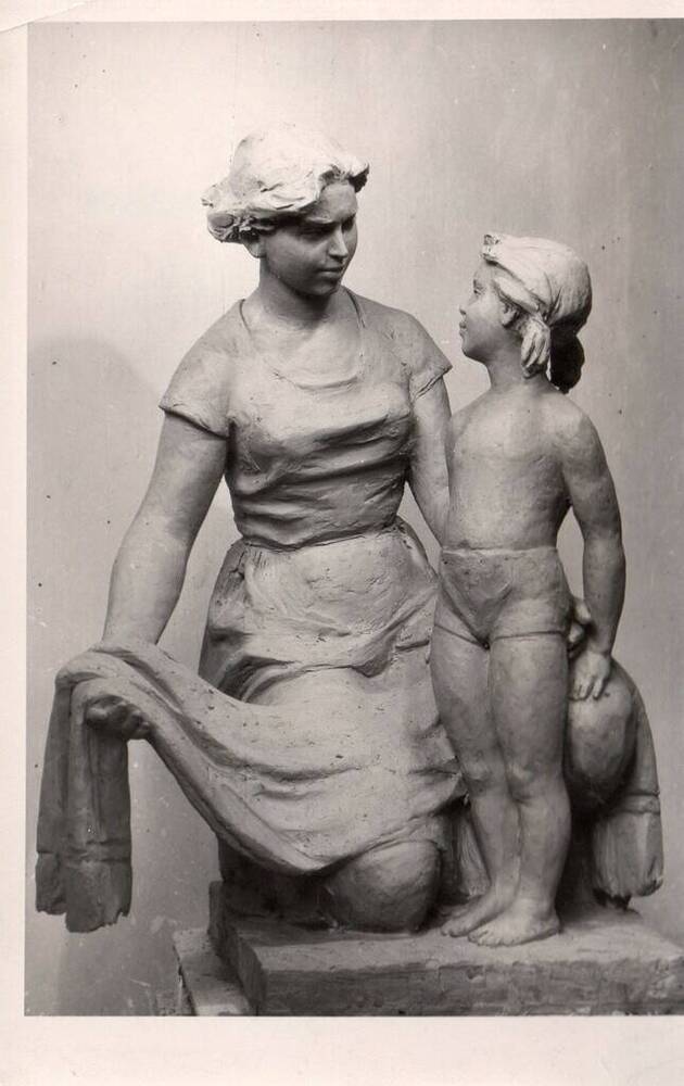 Фотография скульптурной композиции Мать с ребенком для благоустройства города