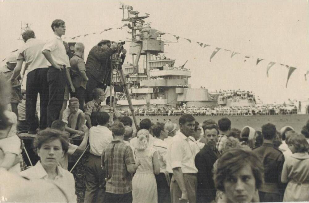 Фотография ч/б. М. Беров на съемке праздника Военно-Морского Флота в Ленинграде