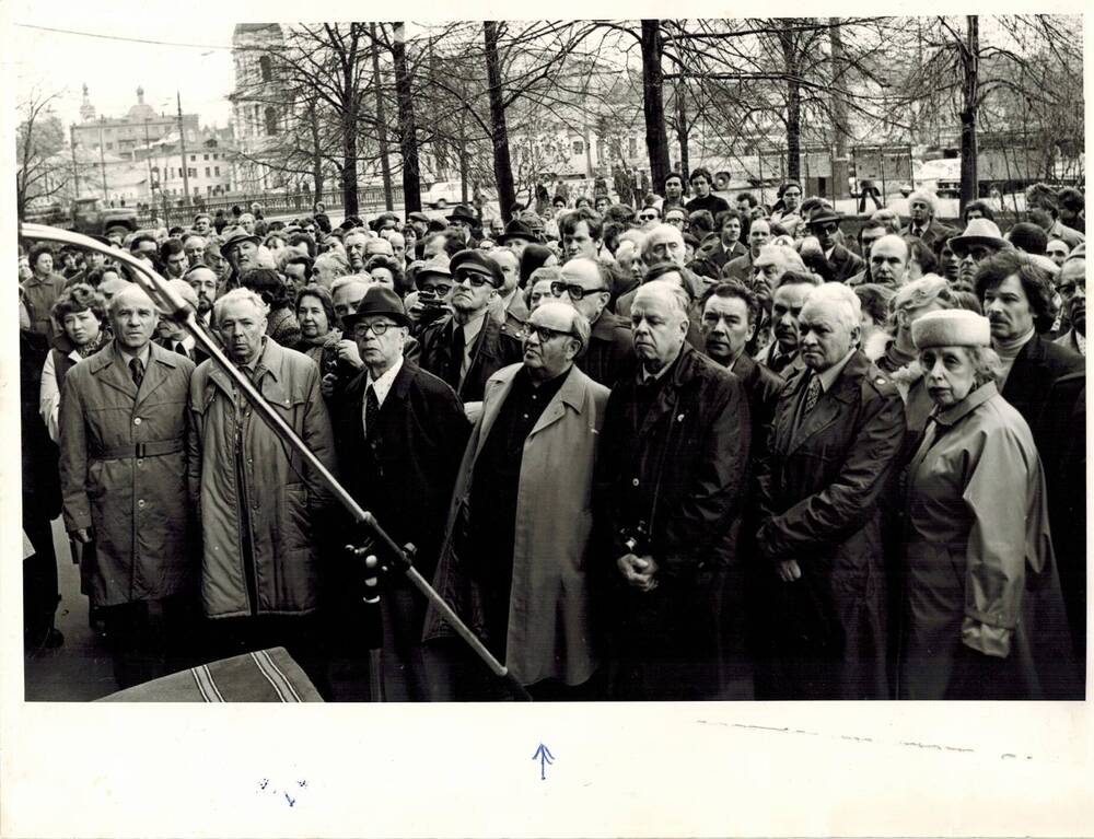 Фотография ч/б М. Беров с фронтовыми операторами в Москве в День Победы 1980 г.