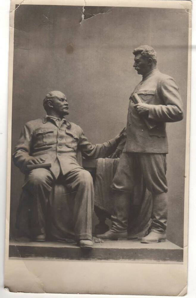 Фотография скульптур В.И. Ленин и И.В. Сталин для благоустройства города
