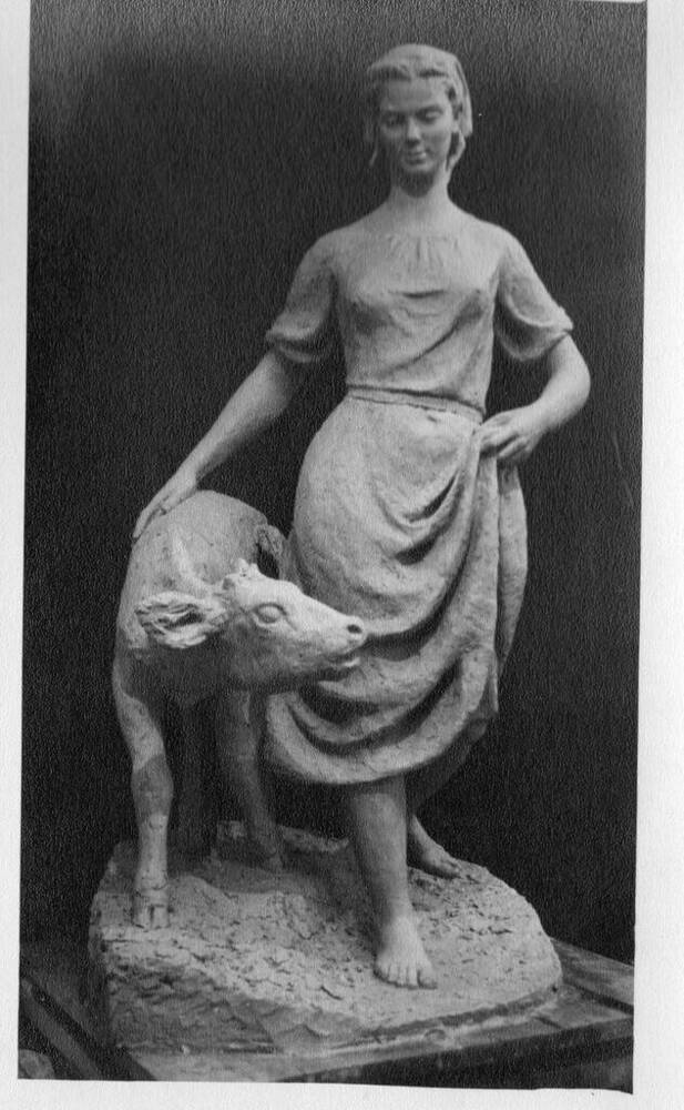 Фотография скульптурной композиции Девушка с телёнком для благоустройства города