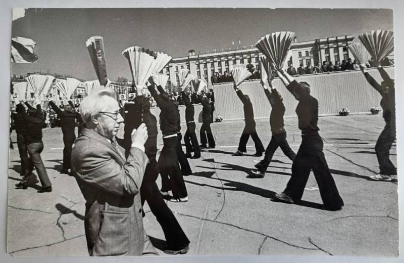Фотография. А.И. Игнатьев на демонстрации