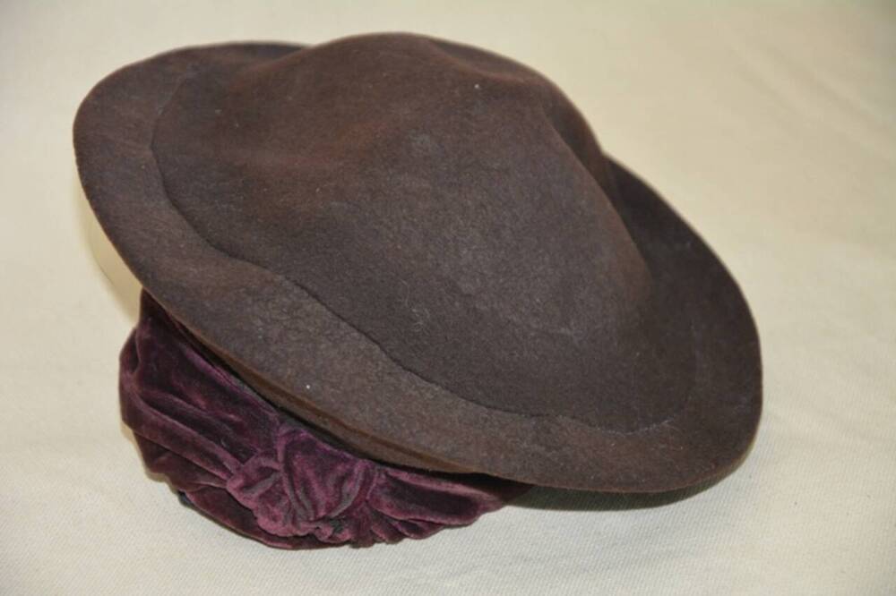 Шляпка дамская фетровая коричневого цвета с бордовой бархатной отделкой. 