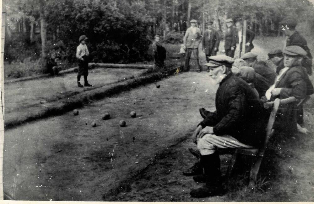 Фотография черно- белая. Отдых в парке коммуна им.  Ленина  1936 г.