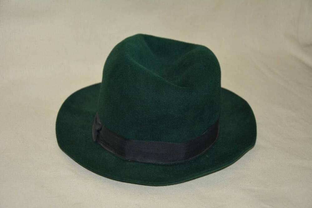 Шляпа фетровая зеленого цвета.