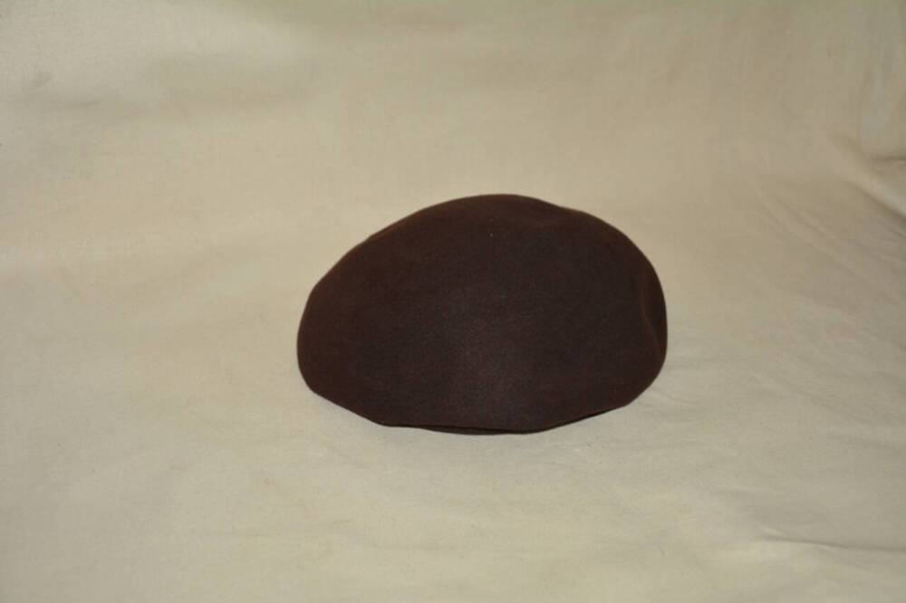 Шляпка фетровая форма берет коричневого цвета. Внутри клеймо Фабрика Красный воин. Москва.