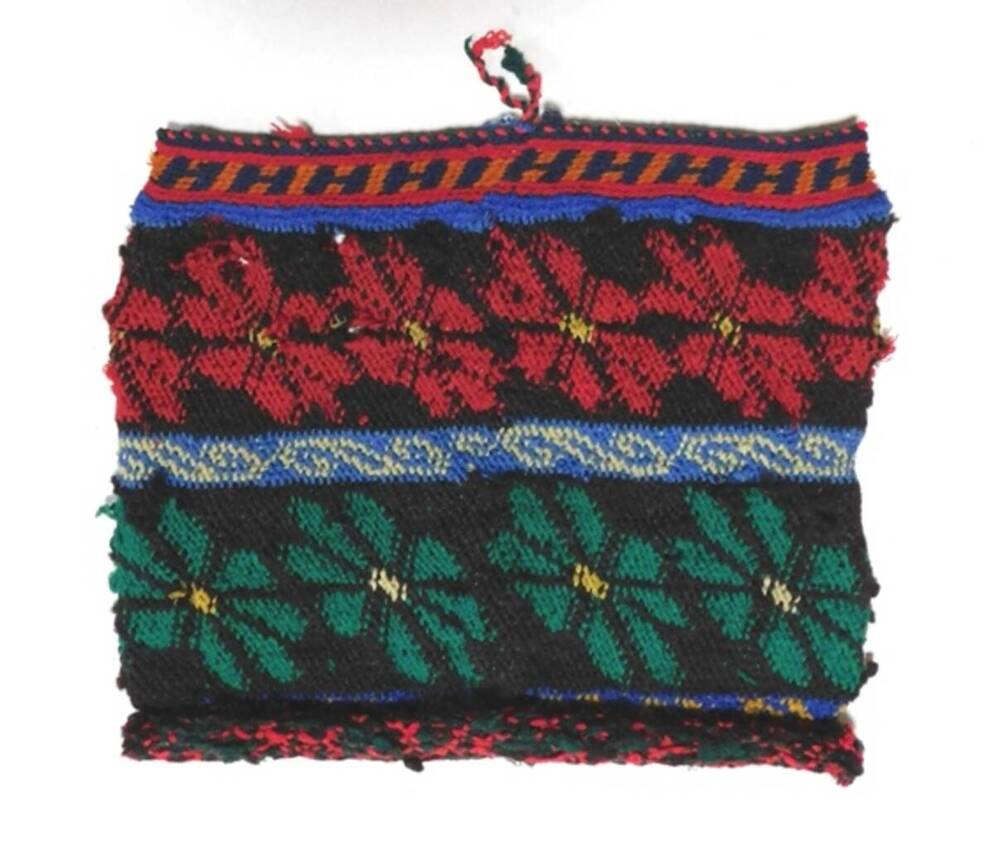 Обрацец вязаного полотна джурабов, традиционных таджикских носков, (верхняя часть).
