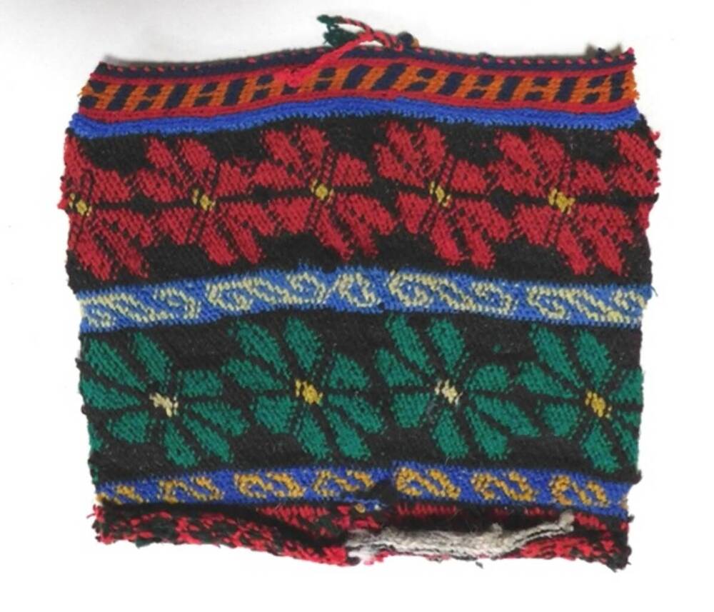 Обрацец вязаного полотна джурабов, традиционных таджикских носков, (верхняя часть).
