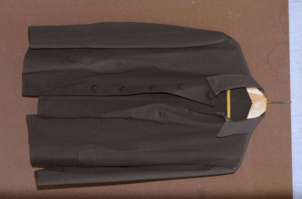 Китель шерстяной защитного цвета для офицеров Советской Армии. 5 пластмассовых пуговиц защитного цвета со звездой. Изготовлена швейной фабрикой г. Орска, предположительно, в 1975 – 1980гг.