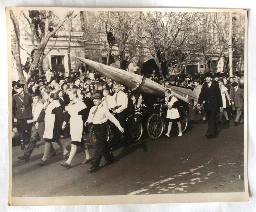 Фото. Школа № 5 на первомайской демонстрации. 1961 г.