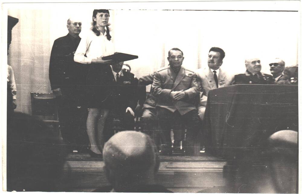 Фотография ч/б. Краеведы средней школы № 1 г. Велижа в Москве 9 мая 1969 г.