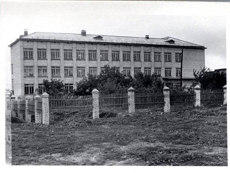 Фотография. Здание школы в г. Беднодемьяновске. Трест Сельстрой, 1966 г.