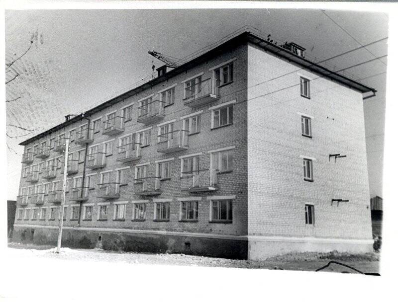 Фотография. Жилой 83-комнатный дом для рабочих передвижной механизированной колонны №405, построенный в г. Кузнецке в 1964 г. трестом Жилстрой.
