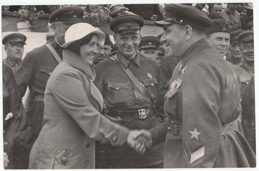 Фотография. Маршал Советского Союза В.К. Блюхер здоровается с женой первого секретаря парткома Лаврентьевой среди военных.
