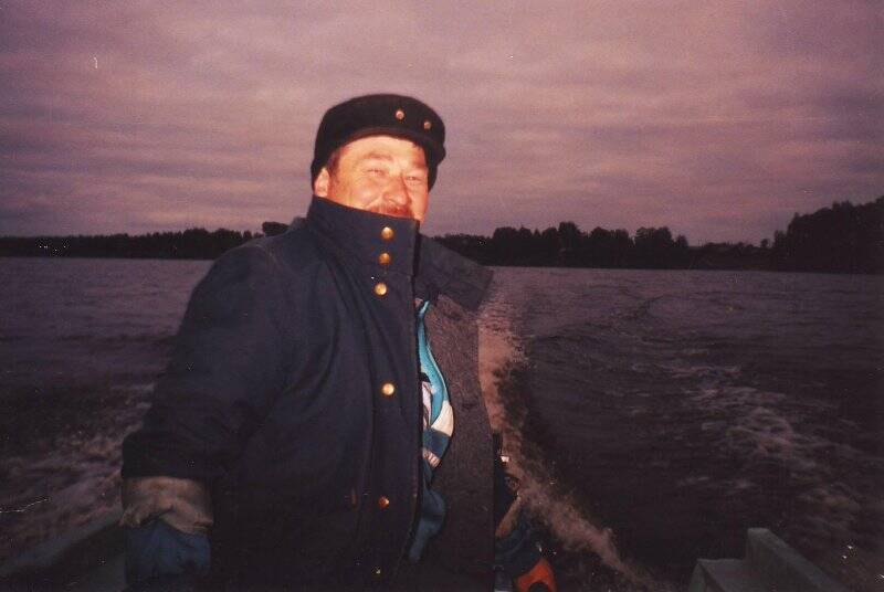 Фотография цветная Чейметов В. Ф. й во время поездки по озеру Сатыгинский туман. Из комплекта: Этнографическая экспедиция по Кондинскому р-ну ХМАО – Югры 2001 года.